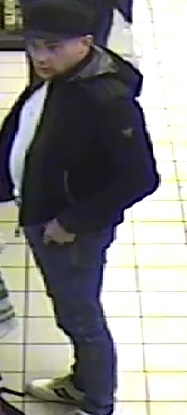 wizerunek mężczyzny podejrzewanego o kradzież papierosów ze sklepu