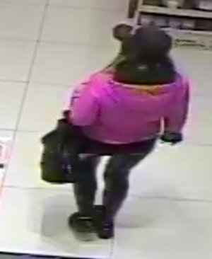 Kamery monitoringu zarejestrowały osobę, która ma związek z tą sprawą. W dniu zdarzenia kobieta ubrana była w różową kurtkę, czarne spodnie, czarną czapkę z daszkiem, a na lewym ramieniu miała przewieszoną ciemną torebkę.