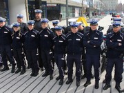 stojący w grupie kilkunastu umundurowanych policjantów ruchu drogowego na ulicy