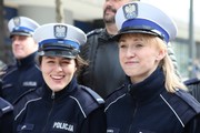 dwie uśmiechnięte policjantki ruchu drogowego w białych czapkach