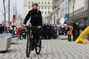 policjantka  w mundurze i kasku jedzie na rowerze policyjnym