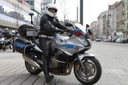 policjant ruchu drogowego  jedzie policyjnym motocyklem