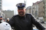 uśmiechnięty policjant ruchu drogowego w białej czapce