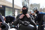 policyjny motocyklista ubiera kominiarkę pod kask