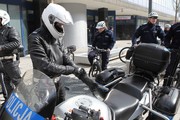 policyjny motocyklista ubiera rękawiczki motocyklowe