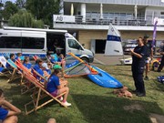 Policjanci z Komendy Wojewódzkiej Policji w Poznaniu z dziećmi i młodzieżą rozmawiają o bezpieczeństwie nad wodą