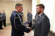 Komendant Wojewódzki Policji w Poznaniu insp. Piotr Mąka wręcza rozkaz kom. Leszkowi Steinitzowi