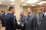 Komendant Wojewódzki Policji w Poznaniu insp. Piotr Mąka wręcza rozkaz policjantowi