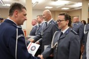 Komendant Wojewódzki Policji w Poznaniu insp. Piotr Mąka wręcza rozkaz policjantce