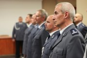 Policjanci i policjantki podczas uroczystej zbiórki