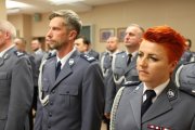 Policjanci i policjantki podczas uroczystej zbiórki