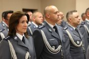 Policjanci i policjantki podczas uroczystej zbiórki