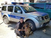 asp. piotr gerke ze swoim policyjnym psem sluzbowym