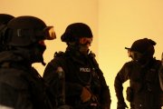 Policjanci z poznańskiej Grupy Realizacyjnej w trakcie szkolenia w budynku przeznaczonym do rozbiórki