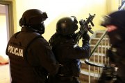 Policjanci z poznańskiej Grupy Realizacyjnej w trakcie szkolenia w budynku przeznaczonym do rozbiórki