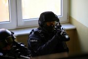 Policjanci z poznańskiej Grupy Realizacyjnej w trakcie szkolenia w budynku przeznaczonym do rozbiórki