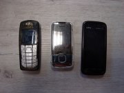 Przedmioty zabezpieczone przez policjantów z Komisariatu Policji w Swarzędzu - trzy telefony komórkowe