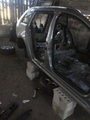 Samochód, częściowo zdemontowany, odzyskany przez policjantów z Wydziału do walki z Przestępczością Samochodową Komendy Miejskiej Policji w Poznaniu