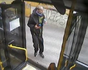 Mężczyzna stojący w autobusie - publikacja wizerunku