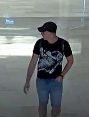 wizerunek mężczyzny podejrzewanego o włamanie do stoiska. Mężczyzna ubrany w czarną koszulkę, typu t-shirt, krótkie spodnie jasnego koloru, czarną czapkę z daszkiem, ciemne buty z białą podeszwą  a na plecach ma założony plecak.