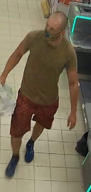 wizerunek mężczyzny podejrzewanego o kradzież kawy oraz kapsułek do prania