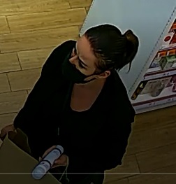 wizerunek kobiety podejrzewanej o kradzież kosmetyków