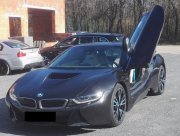 zdjęcie przedstawia skradziony samochód marki BMW i8 w kolorze grafitowym