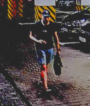 wizerunek mężczyzny podejrzewanego o kradzież roweru. Mężczyzna, szczupłej budowy ciała, ok. 180 cm wzrostu, ubrany w czarną koszulkę, krótkie spodnie, szare buty i czapkę z daszkiem.