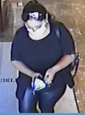wizerunek kobiety podejrzewanej o kradzież zegarka. Kobieta w wieku około 35 lat, długie czarne włosy, ubrana w spodnie, bluzkę i klapki koloru czarnego. Na ramieniu ma przewieszoną czarną torbę, na głowie okulary przeciwsłoneczne, a na twarzy ma maseczkę zasłaniającą nos i usta.