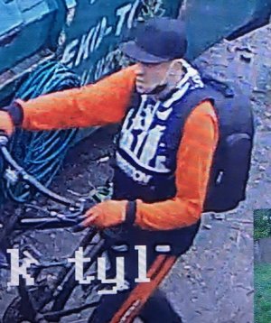 wizerunek mężczyzny podejrzewanego o kradzież. Mężczyzna ubrany w pomarańczową kurtkę, czarny plecak, ciemne spodnie, na twarzy ma maseczkę zasłaniającą usta i noc oraz czapkę z daszkiem koloru czarnego.