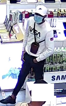 wizerunek mężczyzny podejrzewanego o kradzież telefonu marki iPhone. Mężczyzna ubrany w białą czapkę, bluzę z napisem NASA, ciemne spodnie.