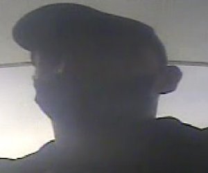 wizerunek mężczyzny podejrzewanego o oszustwo. mężczyzna w czapce z daszkiem i maseczce zasłaniającej usta i nos.
