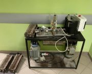 maszyna do krojenia i zawijania tytoniu zabezpieczona jako dowód w sprawie zatrzymania 11 osób