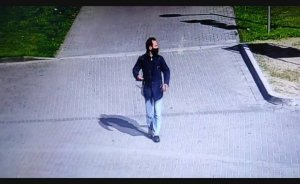 Zdjęcia z monitoringów przedstawiające sylwetkę podejrzewanego mężczyzny.