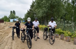policjanci z Wydziału Ruchu Drogowego na rowerach we wspólnych działaniach ze strażnikami gminnymi