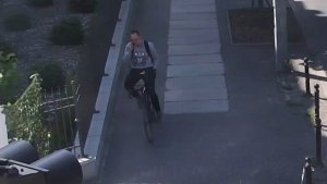 Mężczyzna jadący na rowerze - zdjęcia z kamery monitoringu