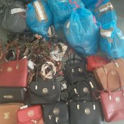 na zdjęciu widoczne są torebki, apaszki i galanteria skórzana - nielegalny towar zabezpieczony przez policjantów