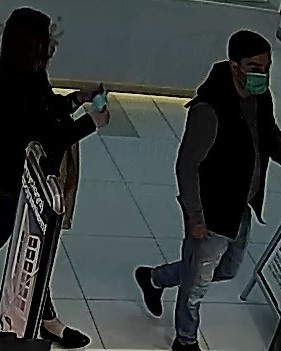 Zdjęcia przedstawiają osoby podejrzane o kradzież perfum na terenie sklepu.