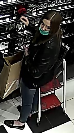 Zdjęcia przedstawiają osoby podejrzane o kradzież perfum na terenie sklepu.