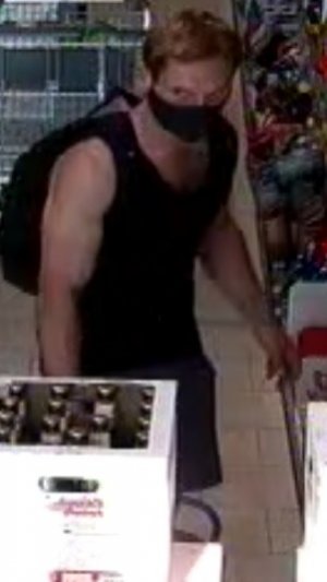 Na zdjęciu widoczny mężczyzna który może mieć związek z kradzieżą w sklepie i naruszeniem nietykalności cielesnej.