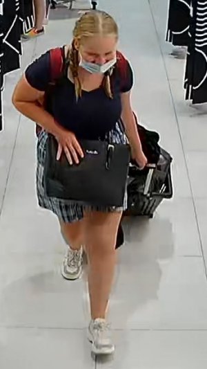 Na zdjęciach przedstawiony jest wizerunek trzech kobiet, mogących mieć związek z kradzieżą w sklepie.
