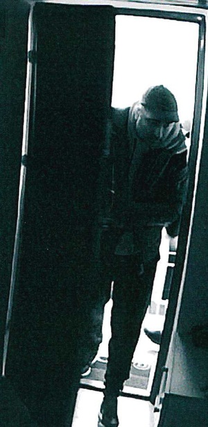 mężczyzna w wieku ok. 40 lat, ciemnej karnacji, włosy krótkie koloru czarnego, wysportowana sylwetka, wysoki, ubrany w ciemną kurtkę, długie spodnie, czarne buty, na głowie miał czapkę z daszkiem