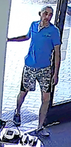 Wizerunek poszukiwanego mężczyzny- ubrany w niebieską bluzkę i krótkie spodenki moro