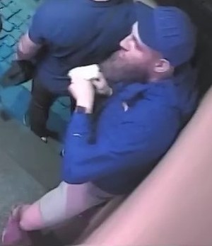 wizerunek poszukiwanego mężczyzny- mężczyzna z brodą w czapce z daszkiem