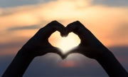 serce ułożone z dłoni