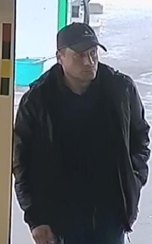 wizerunek poszukiwanego mężczyzny; biały samochód z fałszywą tablicą rejestracyjną