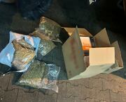 Tytoń i papierosy bez polskich znaków akcyzy zabezpieczone przez policjantów z Wydziału dw. z Przestępczością Gospodarczą KMP w Poznaniu