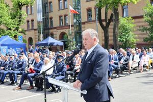 Policjanci z Komendy Miejskiej Policji w Poznaniu oraz jednostek podległych oraz zaproszeni goście podczas uroczystych obchodów Święta Policji, połączone ze sto siódmą rocznicą powołania Policji Państwowej, które odbyły się 28 lipca 2026 roku na placu Komendy Miejskiej Policji w Poznaniu.