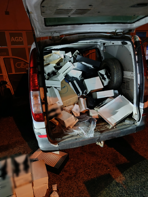 Otwarty bagażnik Mercedesa który ukazuje skradziony towar. Na zdjęciu mnóstwo kartonów ze skradzionym towarem.