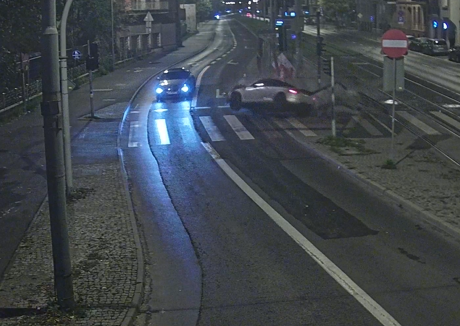 Zatrzymano 29-latkę po uderzeniu Audi w przystanek w Poznaniu